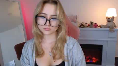 Snapshot of lulu___moon chatting on 09-15-25, 01:22 Lily online show from 09-15-25, 01:22