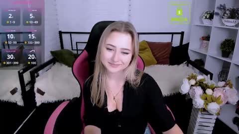 Snapshot of lulu___moon chatting on 10-03-25, 06:10 Lily online show from 10-03-25, 06:10
