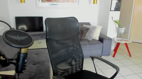 Snapshot of lulu_lopez chatting on 02-12-25, 02:43 Lau  online show from 02-12-25, 02:43