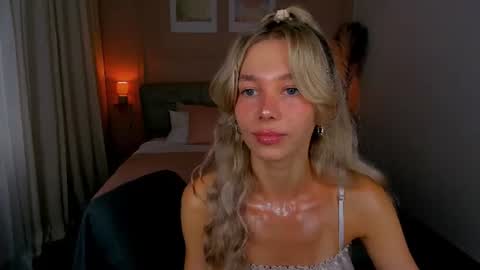 Snapshot of lulualise chatting on 06-08-26, 02:06 Alise online show from 06-08-26, 02:06