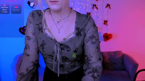 luna_berryy online show from 04-15-26, 07:21