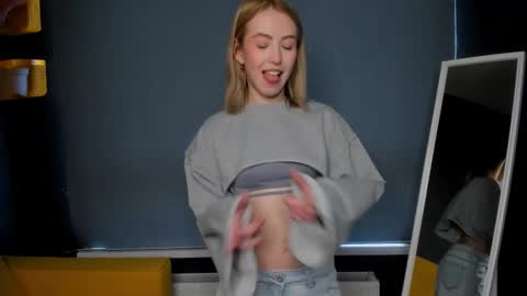 Snapshot of luna_helles chatting on 02-19-26, 09:27 Elizabeth online show from 02-19-26, 09:27