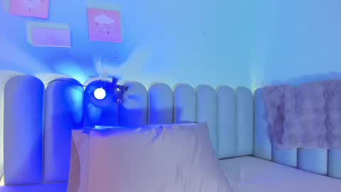 luna_kiss18 online show from 09-11-25, 02:06