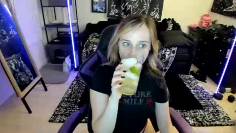 Snapshot of luna_lovelyy chatting on 06-29-26, 01:01 Luna online show from 06-29-26, 01:01