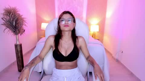 Snapshot of luna_walmont chatting on 05-21-26, 07:32 Luna online show from 05-21-26, 07:32