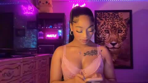 Snapshot of lunaa_11 chatting on 06-19-26, 05:45 lunaa_11 online show from 06-19-26, 05:45