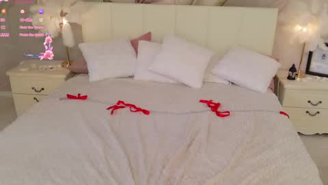 Luna online show from 04-17-26, 02:42