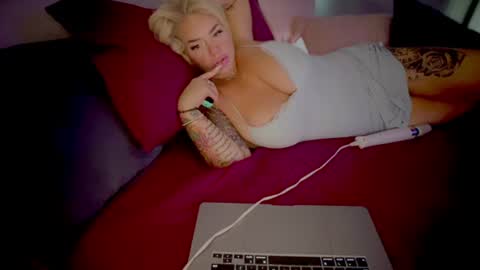 Snapshot of lunadaddysgirl chatting on 06-27-26, 09:53 Luna Daddys Girl online show from 06-27-26, 09:53