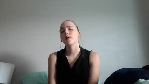 lunapixie2020 online show from 04-15-26, 08:42