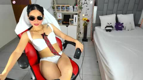 Snapshot of lunascoott chatting on 05-25-26, 01:11 ARI online show from 05-25-26, 01:11