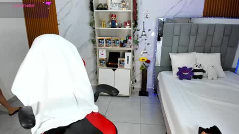 Snapshot of lunascoott chatting on 05-26-26, 02:07 ARI online show from 05-26-26, 02:07