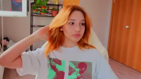Snapshot of lunatale chatting on 07-19-26, 07:45 Kate online show from 07-19-26, 07:45