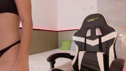 lunataylorr online show from 10-18-25, 12:06