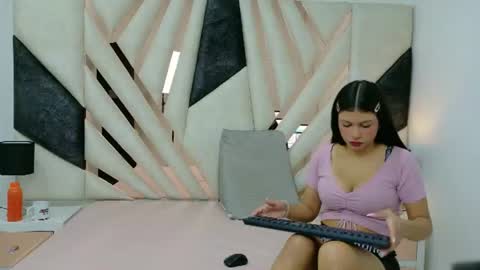 Snapshot of lunaysebastian chatting on 07-13-26, 02:20 Luna y Sebastian online show from 07-13-26, 02:20