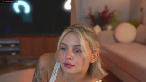 Snapshot of lunea_evienne_ chatting on 05-02-26, 08:08 Evi online show from 05-02-26, 08:08