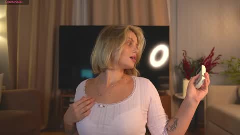 Snapshot of lunea_evienne_ chatting on 05-05-26, 08:33 Evi online show from 05-05-26, 08:33