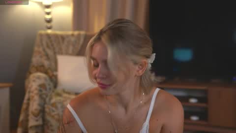 Snapshot of lunea_evienne_ chatting on 05-06-26, 08:08 Evi online show from 05-06-26, 08:08