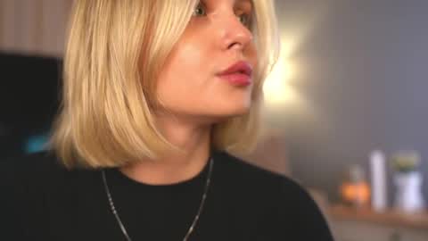 Snapshot of lunea_evienne_ chatting on 05-10-26, 08:19 Evi online show from 05-10-26, 08:19