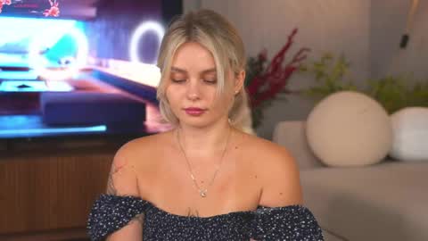 Snapshot of lunea_evienne_ chatting on 05-16-26, 08:11 Evi online show from 05-16-26, 08:11