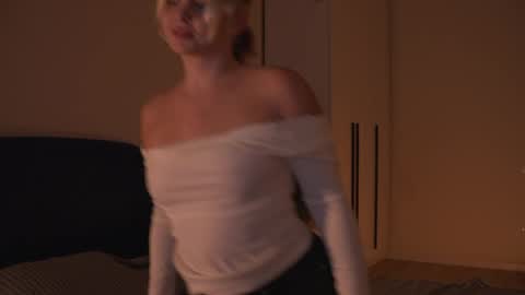Snapshot of lunea_evienne_ chatting on 06-06-26, 06:12 Evi online show from 06-06-26, 06:12