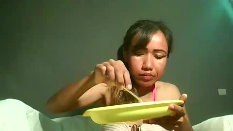 Snapshot of luvu4everxxx chatting on 04-22-26, 03:53 Bee Bee online show from 04-22-26, 03:53