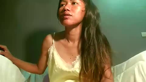 Snapshot of luvu4everxxx chatting on 05-12-26, 02:41 Bee Bee online show from 05-12-26, 02:41