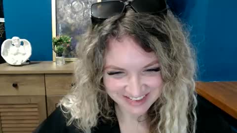Snapshot of luxdonna chatting on 05-27-26, 07:05 Donna online show from 05-27-26, 07:05