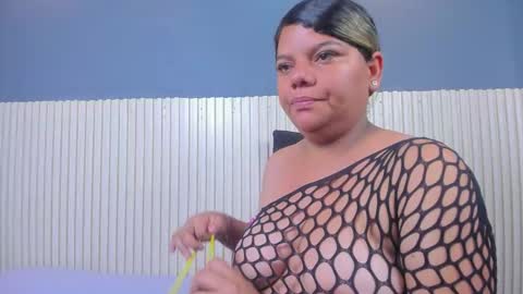 Snapshot of luxemilf chatting on 09-11-25, 10:04 Luxe3 online show from 09-11-25, 10:04