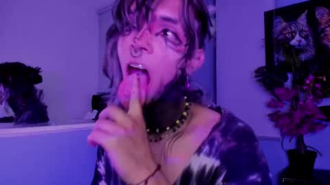 Snapshot of luxiel_ chatting on 11-12-25, 10:41 Luxiel 3 online show from 11-12-25, 10:41