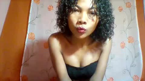 Snapshot of lyndah19 chatting on 11-23-25, 10:59 lyndah19 online show from 11-23-25, 10:59