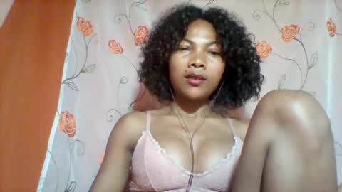 Snapshot of lyndah19 chatting on 11-25-25, 08:42 lyndah19 online show from 11-25-25, 08:42