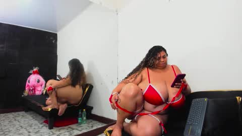 Snapshot of lynn_and_esteban chatting on 02-15-26, 05:26 Lynn jonnes online show from 02-15-26, 05:26