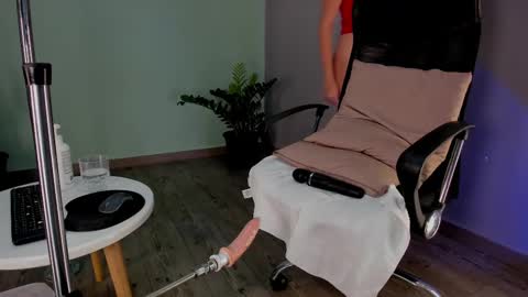 lynnsam_ online show from 02-05-25, 04:59