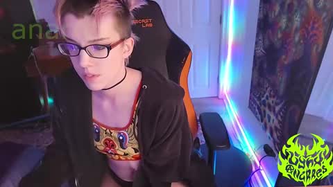 Snapshot of lynxanarres chatting on 09-14-25, 04:22 Lynx Anarres online show from 09-14-25, 04:22