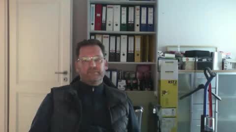 Snapshot of macfly67 chatting on 10-27-25, 03:38 macfly67 online show from 10-27-25, 03:38