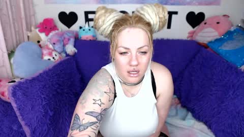 Mackenzie Wolfe online show from 04-17-26, 04:37