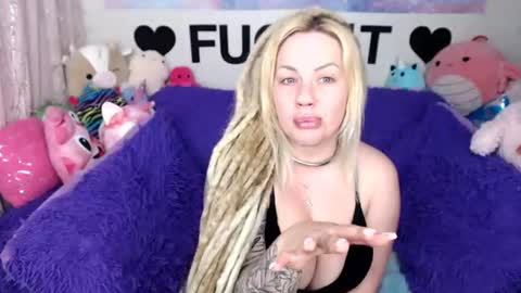 Snapshot of mackenziewolfe chatting on 07-15-26, 04:18 Mackenzie Wolfe online show from 07-15-26, 04:18