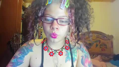 Snapshot of madam_sativa chatting on 02-11-25, 07:05 di online show from 02-11-25, 07:05