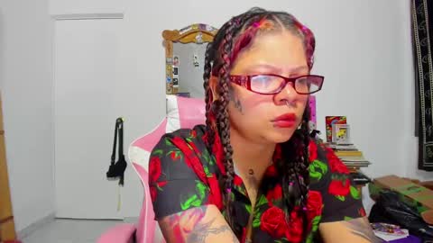 Snapshot of madam_sativa chatting on 03-05-25, 02:57 di online show from 03-05-25, 02:57