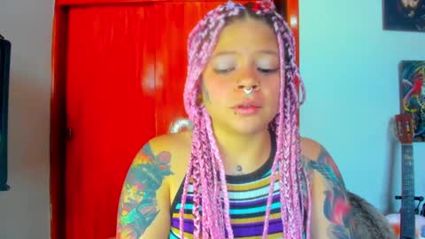 Snapshot of madam_sativa chatting on 09-23-25, 08:12 di online show from 09-23-25, 08:12