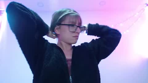 Maddy UwU online show from 12-16-25, 08:58