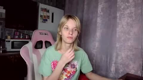 Snapshot of madelaines chatting on 06-25-26, 03:05 madelaines online show from 06-25-26, 03:05