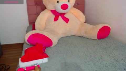 madelen_2 online show from 04-10-26, 08:35