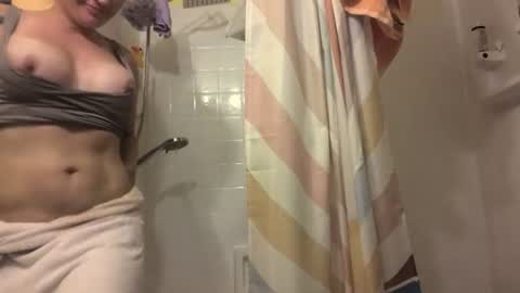 Snapshot of madie_ray chatting on 06-17-26, 04:26 Madie Ray online show from 06-17-26, 04:26