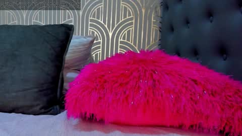Snapshot of madison_milan chatting on 12-20-24, 04:20 online show from 12-20-24, 04:20