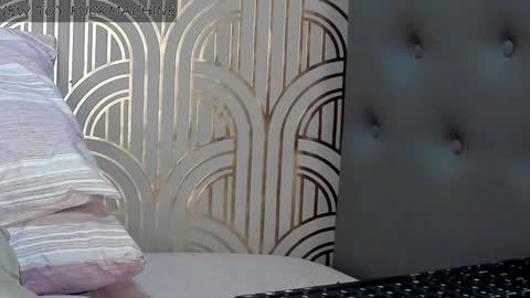 Snapshot of madison_milan chatting on 12-26-24, 01:40 online show from 12-26-24, 01:40