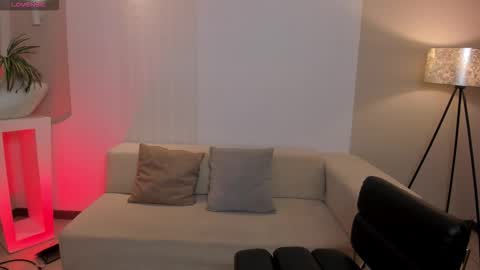 Maddi Collins online show from 11-23-25, 11:43