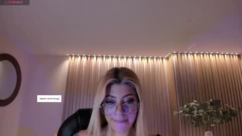Snapshot of madisonkane chatting on 06-15-26, 11:01 Madison Kane online show from 06-15-26, 11:01