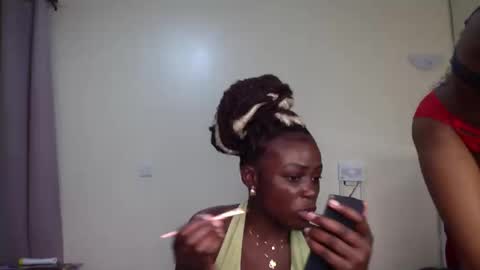 Snapshot of maelys_t chatting on 05-09-26, 06:24 Maelys online show from 05-09-26, 06:24
