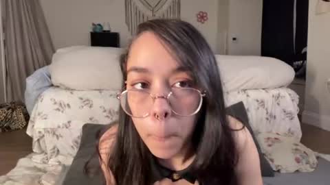 Snapshot of maemariposa chatting on 06-18-26, 09:09 Mae Mariposa online show from 06-18-26, 09:09
